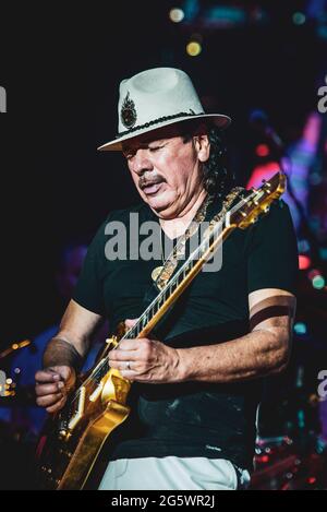 FESTIVAL D'ÉTÉ DE MILAN, MILAN, ITALIE: Le guitariste, compositeur et musicien mexicain américain Carlos Santana interprète en direct sur scène au Festival d'été de Milan pour son "Divination Tour" 2018. Banque D'Images