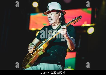 FESTIVAL D'ÉTÉ DE MILAN, MILAN, ITALIE: Le guitariste, compositeur et musicien mexicain américain Carlos Santana interprète en direct sur scène au Festival d'été de Milan pour son "Divination Tour" 2018. Banque D'Images