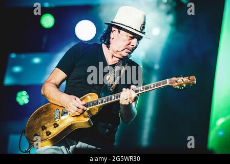 FESTIVAL D'ÉTÉ DE MILAN, MILAN, ITALIE: Le guitariste, compositeur et musicien mexicain américain Carlos Santana interprète en direct sur scène au Festival d'été de Milan pour son "Divination Tour" 2018. Banque D'Images