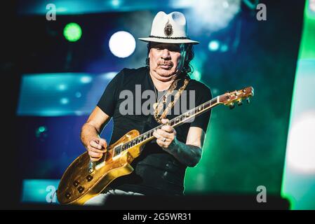 FESTIVAL D'ÉTÉ DE MILAN, MILAN, ITALIE: Le guitariste, compositeur et musicien mexicain américain Carlos Santana interprète en direct sur scène au Festival d'été de Milan pour son "Divination Tour" 2018. Banque D'Images