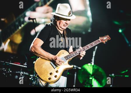 FESTIVAL D'ÉTÉ DE MILAN, MILAN, ITALIE: Le guitariste, compositeur et musicien mexicain américain Carlos Santana interprète en direct sur scène au Festival d'été de Milan pour son "Divination Tour" 2018. Banque D'Images