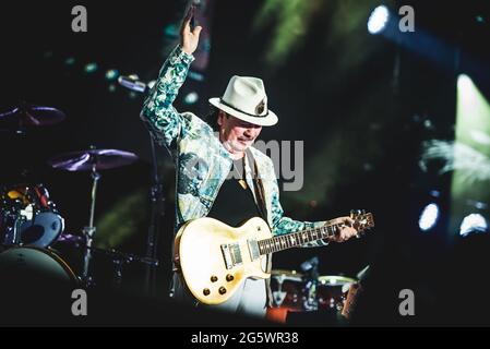 FESTIVAL D'ÉTÉ DE MILAN, MILAN, ITALIE: Le guitariste, compositeur et musicien mexicain américain Carlos Santana interprète en direct sur scène au Festival d'été de Milan pour son "Divination Tour" 2018. Banque D'Images