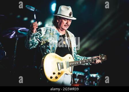 FESTIVAL D'ÉTÉ DE MILAN, MILAN, ITALIE: Le guitariste, compositeur et musicien mexicain américain Carlos Santana interprète en direct sur scène au Festival d'été de Milan pour son "Divination Tour" 2018. Banque D'Images