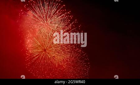 Feux d'artifice colorés de différentes couleurs dans le ciel nocturne, feux d'artifice réels sur fond noir profond ciel sur le spectacle du festival de feux d'artifice avant le jour de l'indépendance Banque D'Images