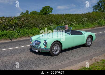 1961 60s vert MG A 1600 cc essence cabrio, en route vers Capesthorne Hall Classic May car show, Cheshire, Royaume-Uni Banque D'Images