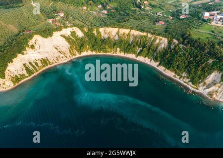 Vue aérienne sur la baie de lune slovénie. Plage unique dans la mer adriatique près de la ville de Piran. Belle nature intouchable. Il n'a qu'un seul chemin vers le bas Banque D'Images