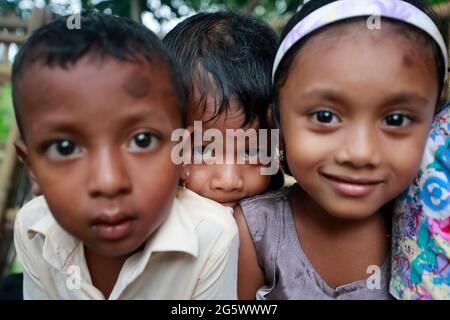 Moulvibazar, Bangladesh - 20 juin 2021 : trente familles de la communauté de Khasia vivent sur la colline de Srimangal à Moulvibazar. La seule source o Banque D'Images