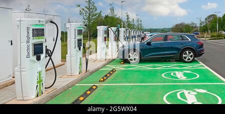 Voiture électrique dans l'espace de stationnement sur charge à l'un des chargeurs Electric Highway350kW nouveau moto Rugby services station M6 autoroute Warwickshire Angleterre Royaume-Uni Banque D'Images