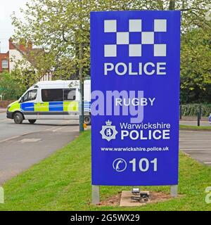 Warwickshire police police du comté police police police police police police du véhicule de transport conduisant hors de Rugby centre ville poste de police bâtiment signe bleu Angleterre Royaume-Uni Banque D'Images