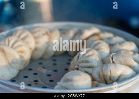 Baozi avec garniture de viande. Cuisine de rue. Banque D'Images