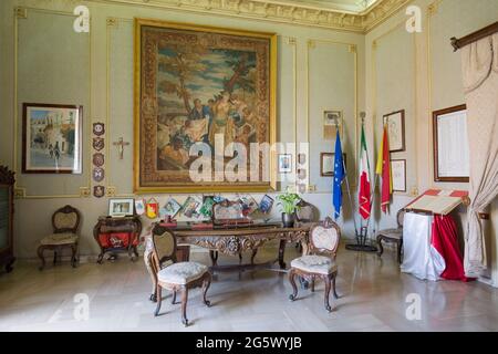 Scicli, Ragusa, Sicile, Italie. Belle salle de l'hôtel de ville célèbre pour son rôle de bureau du Questore de Montelusa dans la série de télévision de l'inspecteur Montalbano. Banque D'Images