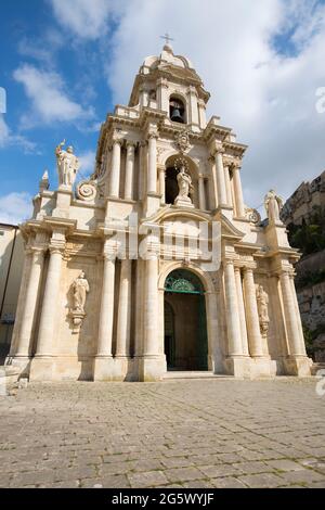 Scicli, Ragusa, Sicile, Italie. Vue à angle bas de la façade baroque richement décorée de l'église de San Bartolomeo. Banque D'Images