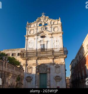 Ortygia, Syracuse, Sicile, Italie. Vue à angle bas de l'imposante façade baroque de l'église Santa Lucia alla Badia, Piazza del Duomo, lever du soleil. Banque D'Images