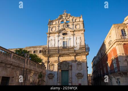 Ortygia, Syracuse, Sicile, Italie. Vue à angle bas de l'imposante façade baroque de l'église Santa Lucia alla Badia, Piazza del Duomo, lever du soleil. Banque D'Images