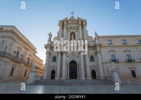 Ortygia, Syracuse, Sicile, Italie. Vue sur la Piazza del Duomo jusqu'à la façade baroque richement décorée de la cathédrale, lever du soleil. Banque D'Images