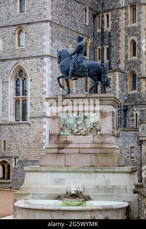 Statue équestre du roi Charles II dans le quartier supérieur du château de Windsor, Windsor, Berkshire, Angleterre, Royaume-Uni Banque D'Images