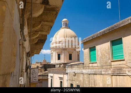 Noto, Syracuse, Sicile, Italie. Vue sur la rue étroite ensoleillée jusqu'au dôme reconstruit de la cathédrale baroque de San Nicolò. Banque D'Images