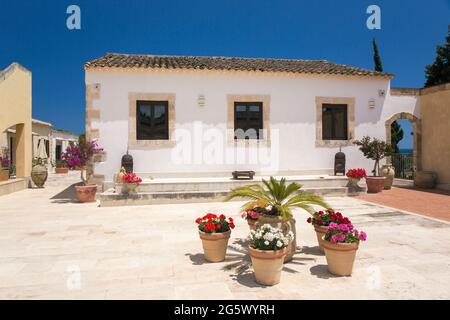 Noto, Syracuse, Sicile, Italie. Vue sur la cour ensoleillée de la Corte del Sole, une ancienne masseria du XIXe siècle, désormais un hôtel de caractère. Banque D'Images