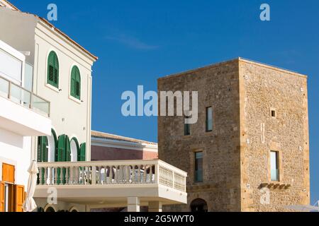 Punta Secca, Ragusa, Sicile, Italie. Maison en bord de mer célèbre pour son rôle comme la maison Marinella de l'inspecteur Montalbano dans la série TV éponyme. Banque D'Images