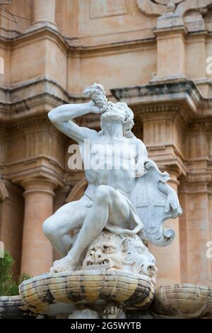 Noto, Syracuse, Sicile, Italie. Figure finement sculptée faisant partie de la fontaine d'Hercule du XVIIIe siècle en face de l'église de San Domenico. Banque D'Images