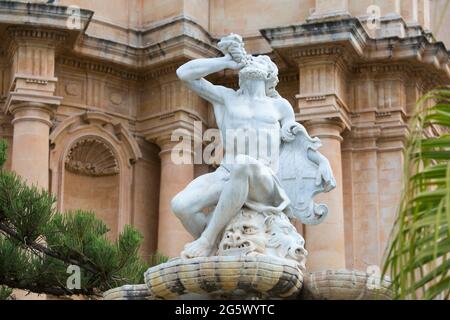 Noto, Syracuse, Sicile, Italie. Figure finement sculptée faisant partie de la fontaine d'Hercule du XVIIIe siècle en face de l'église de San Domenico. Banque D'Images