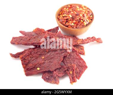 Une Pile de la charque chaude et épicée avec des flocons de piment rouge Banque D'Images