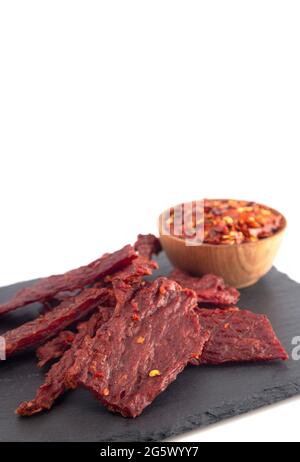 Une Pile de la charque chaude et épicée avec des flocons de piment rouge Banque D'Images