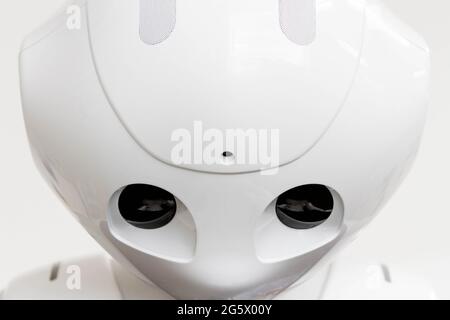 Omotesando, Japon. 24 mai 2018. Pepper robot, regardant vers le bas et triste au magasin de Softbank Omotesando à Tokyo.le 28 juin, la société de Softbank a annoncé des coupures d'emplois dans son activité mondiale de robotique et a arrêté la production de son robot Pepper annoncé en 2014. (Photo de Damon Coulter/SOPA Images/Sipa USA) crédit: SIPA USA/Alay Live News Banque D'Images