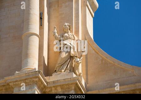 Noto, Syracuse, Sicile, Italie. Vue à angle bas de la statue ornementale sur la façade de la cathédrale baroque de San Nicolò. Banque D'Images