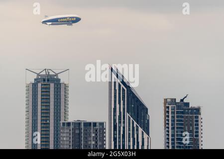 Londres, Royaume-Uni. 30 juin 2021. Le Goodyear Blimp est vu dériver au-dessus du ciel de la ville cet après-midi. La dernière fois, le célèbre avion a survoler Londres il y a dix ans. Le semi-rigide Zeppelin NT mesure plus de 75m de longueur et près de 18m de hauteur. Il est devenu un point de vue commun au-dessus des événements sportifs dans le monde entier, mais en particulier aux États-Unis. Credit: Guy Corbishley/Alamy Live News Banque D'Images