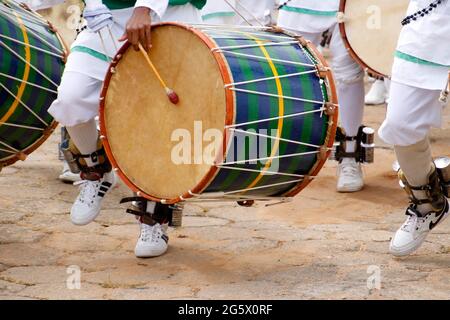 Oliveira, Minas Gerais, Brésil - 8 août 2018 : détail des instruments percussifs caractéristiques du festival rosalaire Banque D'Images