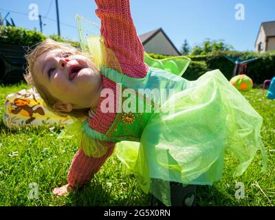 Jeune enfant de sexe féminin jouant dans le jardin, Cornwall, Royaume-Uni Banque D'Images