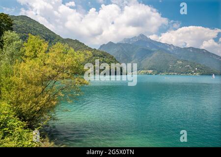 Le lac Lago di Ledro au milieu des Alpes dans le district du Trentin . Banque D'Images