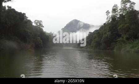 Kelani Ganga River près de Kitulgala au Sri Lanka. Banque D'Images