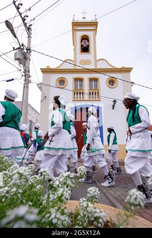 Oliveira, Minas Gerais, Brésil - 8 août 2018 : Congado - garde pendant le défilé de notre Dame de Rosario Banque D'Images