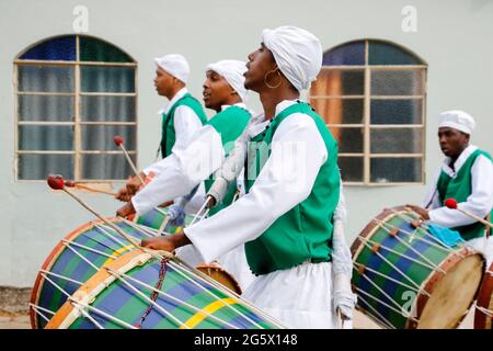 Oliveira, Minas Gerais, Brésil - 8 août 2018 : congado - participants, musiciens et danseurs participant à la garde du festival de rossaires Banque D'Images