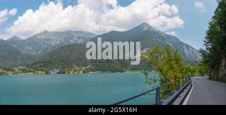 Le lac Lago di Ledro au milieu des Alpes dans le district du Trentin . Banque D'Images