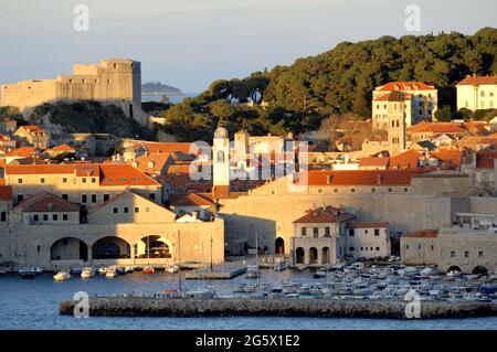 CROATIE, DUBROVNIK. LE PORT SITUÉ EN FACE DE L'ÎLE DE LOKRUM ÉTAIT AU XVIE SIÈCLE LE PLUS IMPORTANT DE LA MER MÉDITERRANÉE. AUJOURD'HUI, IL EST UTILISÉ Banque D'Images