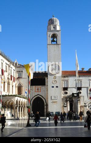 CROATIE. DUBROVNIK. LE STRADUN (OU PLACA) EST LA RUE PRINCIPALE DE LA VILLE. RECONSTRUIT APRÈS LE TREMBLEMENT DE TERRE DE 1667, IL MÈNE AUX PRINCIPAUX MONUMENTS (HORLOGE (HER Banque D'Images