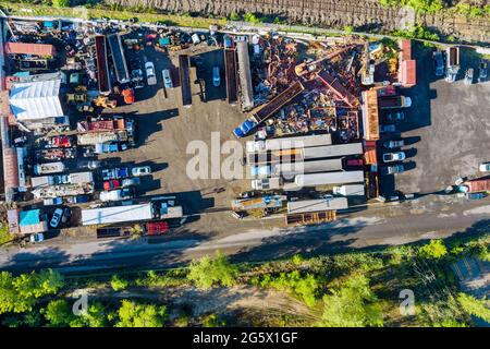 Vue panoramique aérienne des débris métalliques comme déchets collectés dans une pièce à la cour de rebut de junkyard pour recyclage Banque D'Images