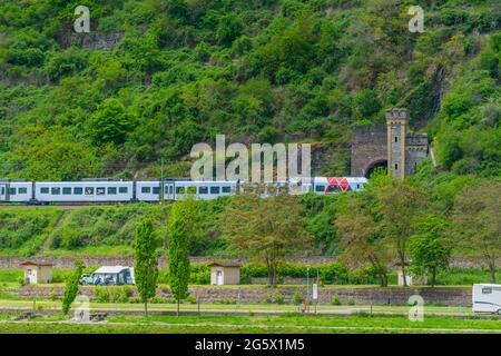 Le chemin de fer le long du Rhin passe par quelques tunnels, train régional, St. Goarshausen, Rhénanie-Palatinat, Allemagne Banque D'Images