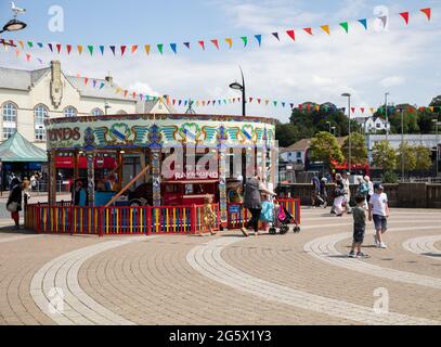 Truro, Royaume-Uni. 30 juin, 2021.les gens ont apprécié le soleil glorieux le jour du marché à Truro, Cornouailles. La prévision est pour le soleil, 19C et une douce brise. Crédit : Keith Larby/Alay Live News Banque D'Images