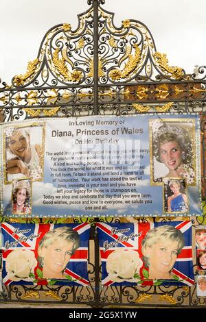 Kensington Palace, Londres, juin 2021. Les portes sont adorées avec des affiches de la princesse de Galles pour commémorer son anniversaire le 1er juillet Banque D'Images