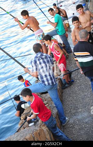 LIBAN. BEYROUTH. LA CORNICHE S'ÉTEND DU PORT, AU NORD, AUX PLAGES DE RAMLET, AU SUD, SUR PLUS DE 5 KM. JOUR ET NUIT, C'EST LE Banque D'Images