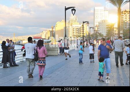 LIBAN. BEYROUTH. LA CORNICHE S'ÉTEND DU PORT, AU NORD, AUX PLAGES DE RAMLET, AU SUD, SUR PLUS DE 5 KM. JOUR ET NUIT, C'EST LE Banque D'Images