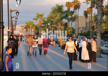 LIBAN. BEYROUTH. LA CORNICHE S'ÉTEND DU PORT, AU NORD, AUX PLAGES DE RAMLET, AU SUD, SUR PLUS DE 5 KM. JOUR ET NUIT, C'EST LE Banque D'Images