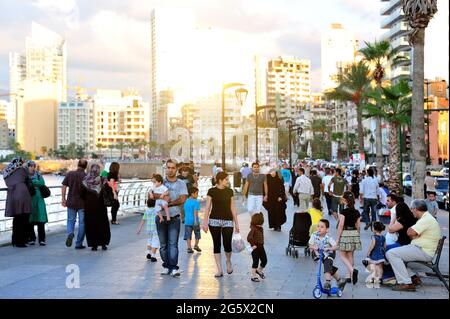 LIBAN. BEYROUTH. LA CORNICHE S'ÉTEND DU PORT, AU NORD, AUX PLAGES DE RAMLET, AU SUD, SUR PLUS DE 5 KM. JOUR ET NUIT, C'EST LE Banque D'Images