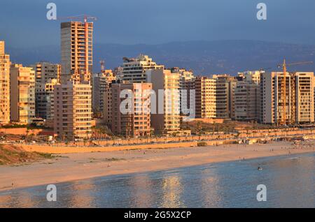 LIBAN. BEYROUTH. LA CORNICHE S'ÉTEND DU PORT, AU NORD, AUX PLAGES DE RAMLET, AU SUD, SUR PLUS DE 5 KM. JOUR ET NUIT, C'EST LE Banque D'Images