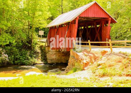 Pont couvert rouge dans l'eau Banque D'Images