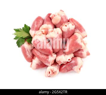 Cœurs de poulet crus isolés sur fond blanc. Cœurs de poulet frais et feuilles de persil. Vue de dessus. Banque D'Images